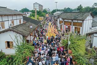 波杰姆斯基赛后返场与朋友及粉丝互动 腰伤无碍下一场可以打